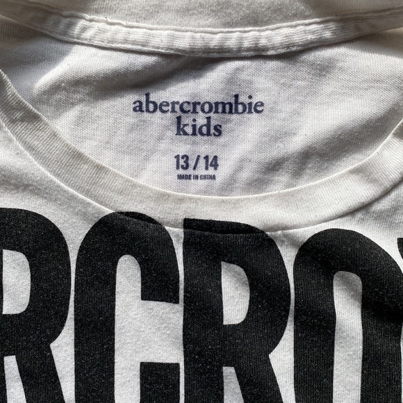 Boys Abercrombie t-shirt size 13/14 color is white and navy - Picture 2 of 3